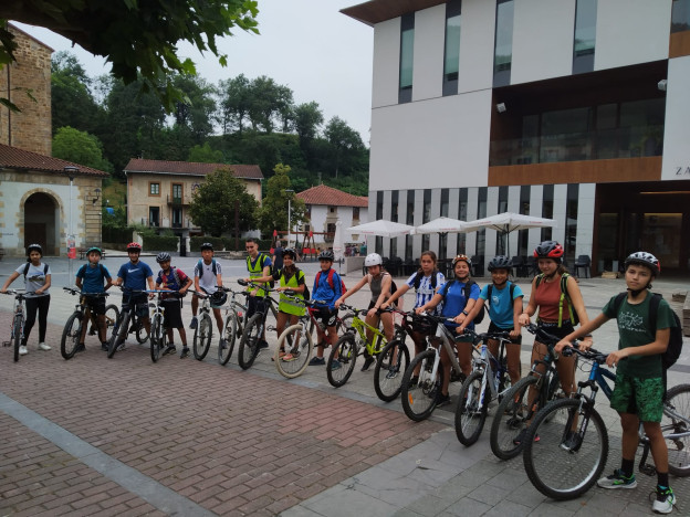 Iazko jardueretan DBHko ikasleak bizikletekin.jpeg